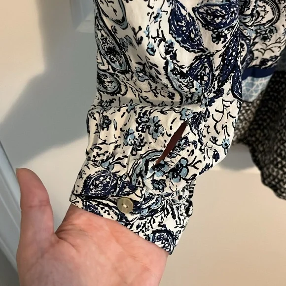 DR2 Loose Fit Blue and White Paisley Blouse 💚 - Picture 12 of 12